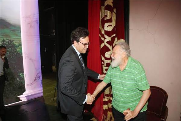 وزير الثقافة يزور الملك لير