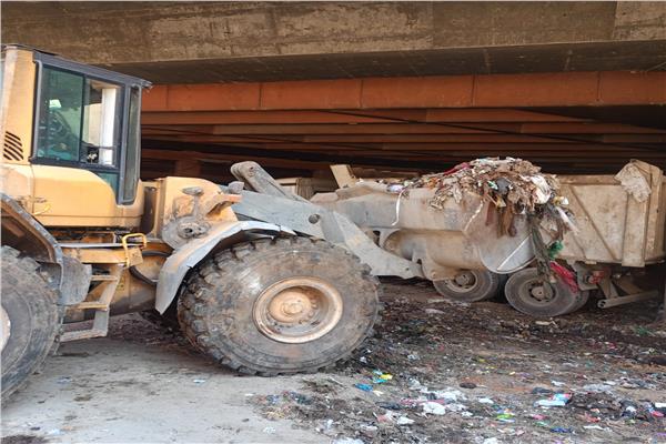 محافظة الجيزة ترفع 650 طنًّا من المخلفات والرتش من نفق الفكهانية بحي العمرانية