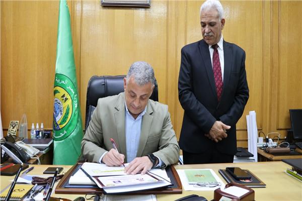 اللواء طيار أكرم محمد جلال محافظ الإسماعيلية يعتمد نتيجة الشهادة الإعدادية