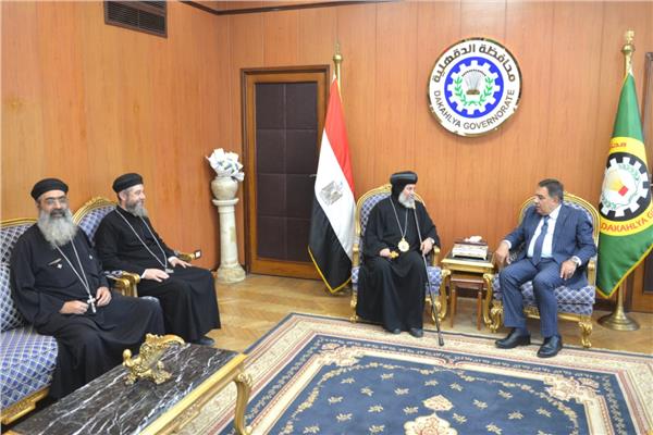محافظ الدقهلية يستقبل وفد مطرانية الأقباط بميت غمر