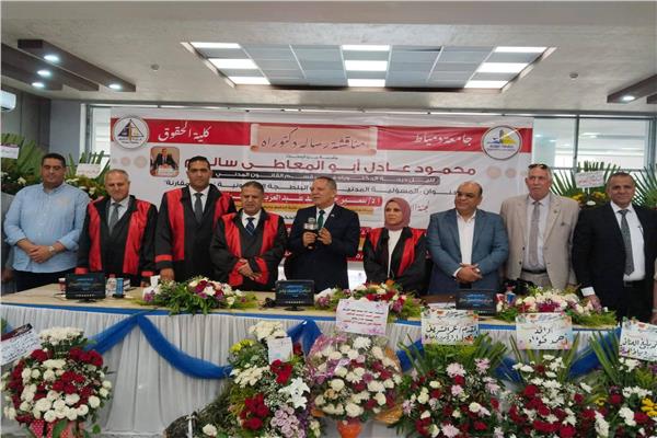 رئيس جامعة دمياط يشهد مناقشة رسالة دكتوراه في القانون المدني