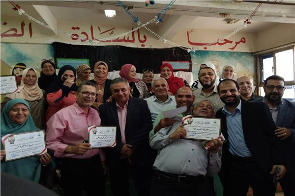 تكريم رؤساء لجان الشهادة الإعدادية والمراقبين الأوائل