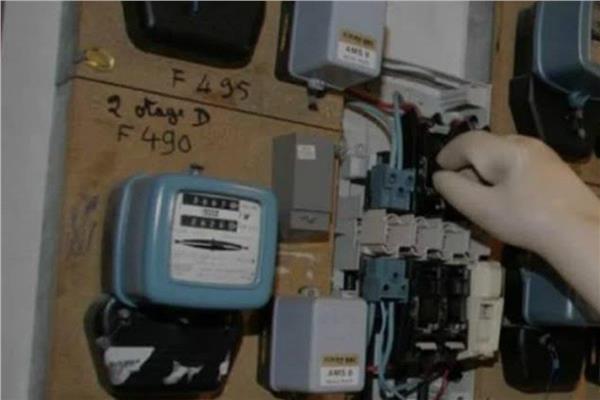 سرقة عداد كهربائى من الشقة السكنية - صورة تعبيرية