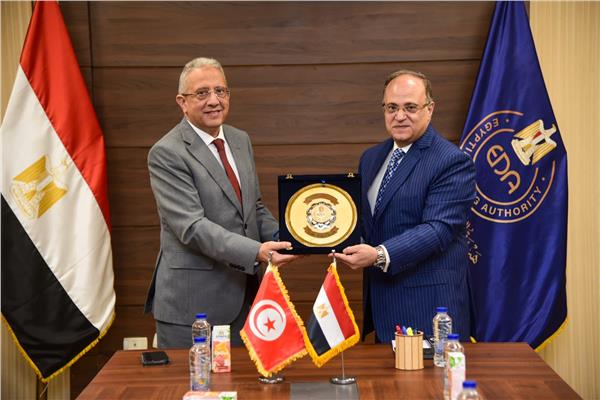 رئيس هيئة الدواء المصرية يعقد اجتماعاً مع وزير الصحة التونسي لتعزيز التكامل في القطاع الدوائي