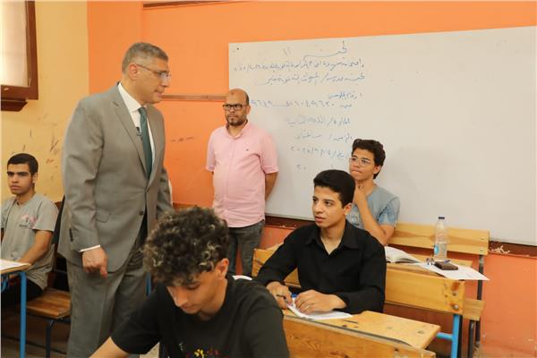  محافظ الجيزة يتفقد لجان امتحانات الثانوية العامة
