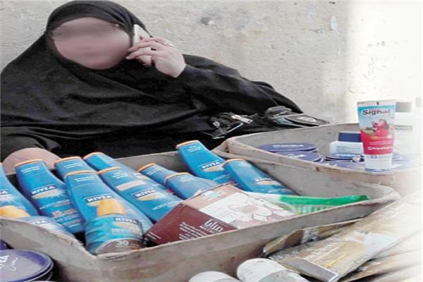مستحضرات تجميل مجهولة وحلوى فاسدة
