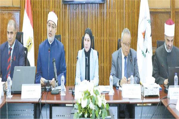 كبار العلماء والمفكرين خلال مناقشة قضية العنف الأسرى