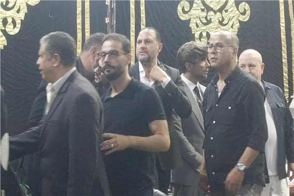 عماد زيادة يحضر عزاء والد تامر عبد المنعم في مسجد عمر مكرم 