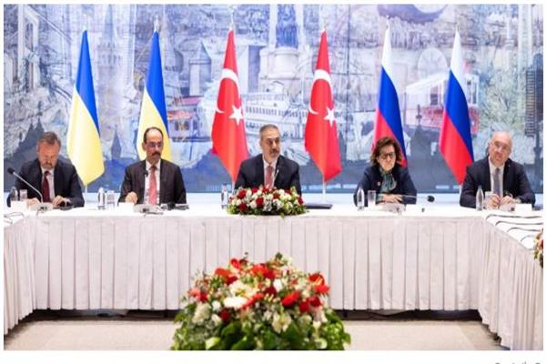 وزير خارجية تركيا أثناء المحادثات بشأن الحرب الأوكرانية