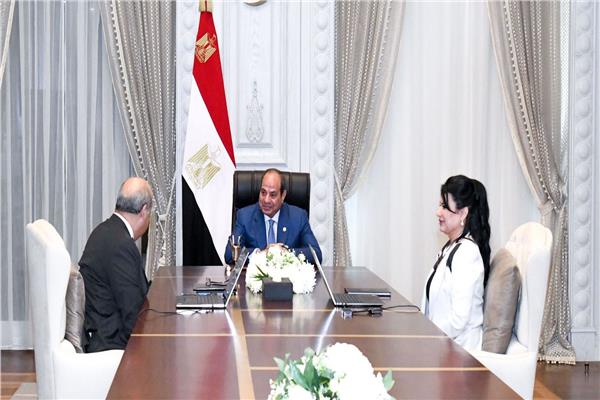 السيد الرئيس خلال الاجتماع
