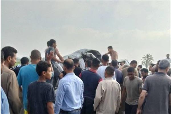 الأهالي يحاولون استخراج المتوفين والمصابين في الحادث