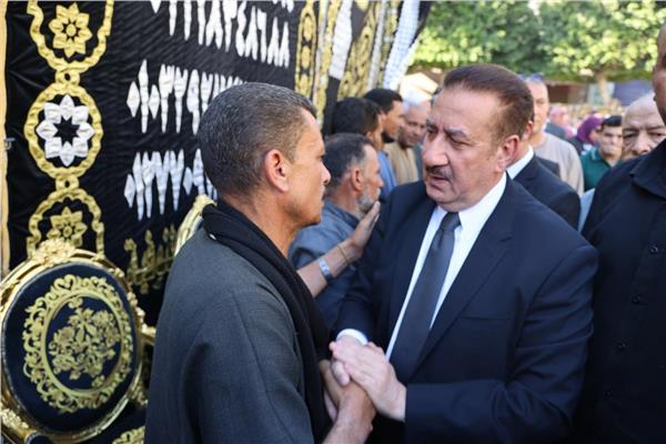 محافظ المنوفية يتلقى واجب العزاء في شهداء حادث الإقليمي 