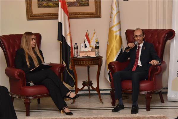 النائب محمد عبد العزيز