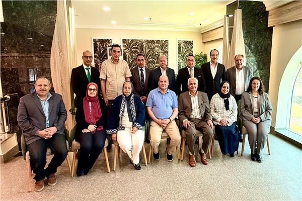 رئيس جامعة المنوفية وأساتذة معهد الكبد القومي الفائزين