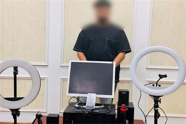 صانع محتوى متهم بتصوير وبث مقاطع فيديو خادشة للحياء