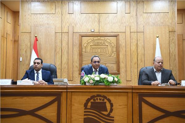 محافظ قنا في لقائه مع المستثمرين.