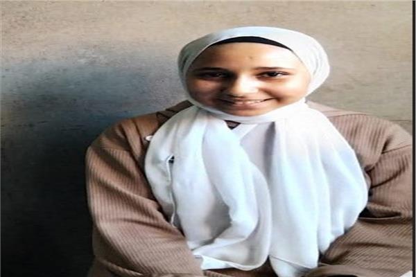 مروة عبد المنعم الحاصلة علي المركز الأول في الشهادة الإعدادية