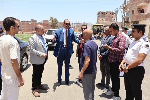 محافظ سوهاج يتفقد رصف طريق "الشوش / بلصفورة / المنشاة" بطول 5 كم