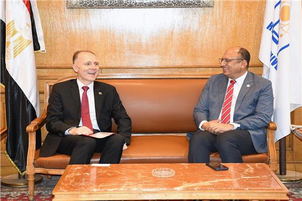 السيد قنديل رئيس جامعة حلوان خلال استقباله السفير البلغاري