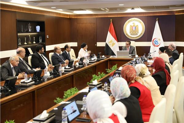  خالد عبدالغفار نائب رئيس مجلس الوزراء وزير الصحة والسكان خلال الاجتماع