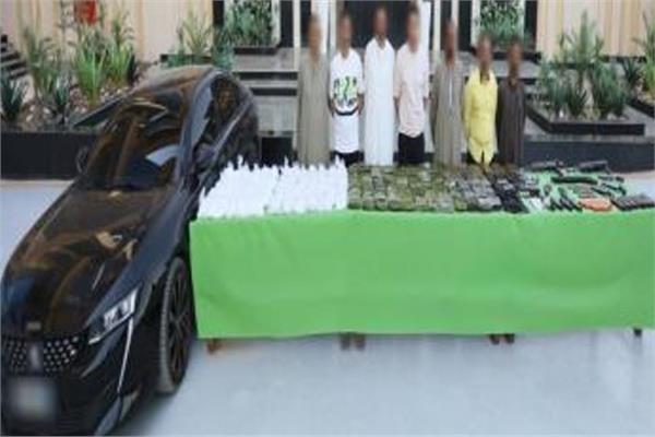 المتهمين وبحوزتهما المضبوطات