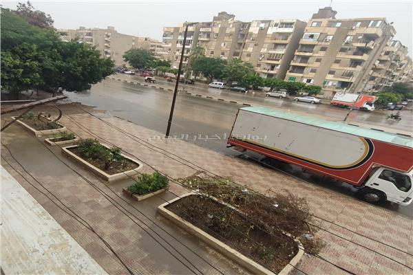 لحظة سقوط الأمطار على عدة مناطق بالقاهرة