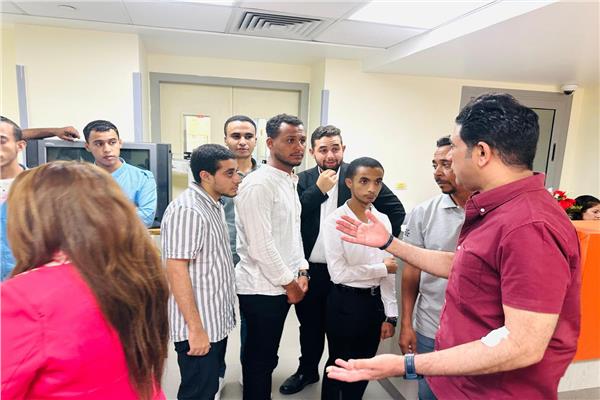  محافظ سوهاج يقود حملة للتبرع بالدم
