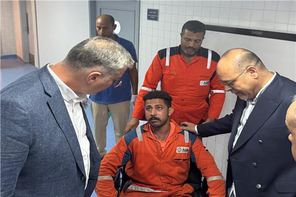 وزيرا العمل و البترول يطمئنان علي الناجين من حادث بارج خليج السويس