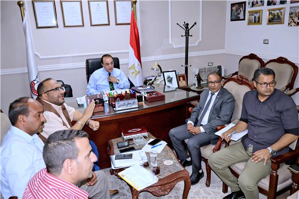 عبد الفتاح سراج محافظ سوهاج خلال الاجتماع