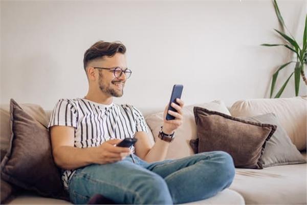  كيف يؤثر استخدام الهاتف على ملامح وجهك