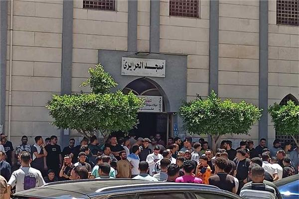 صلاة الجنازة وتشييع جثمان المطرب الراحل أحمد عامر