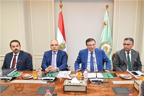  جانب من الاجتماع المشترك  لمناقشة سُبل تطوير زراعة محصولى قصب السكر