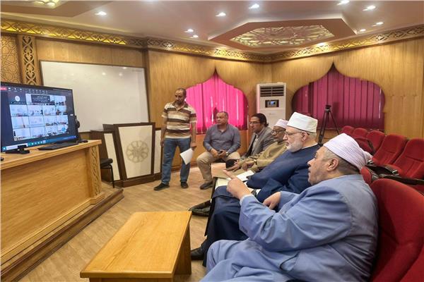 وكيل الأزهر ورئيس القطاع يتابعان امتحانات الثانوية من غرفة العمليات