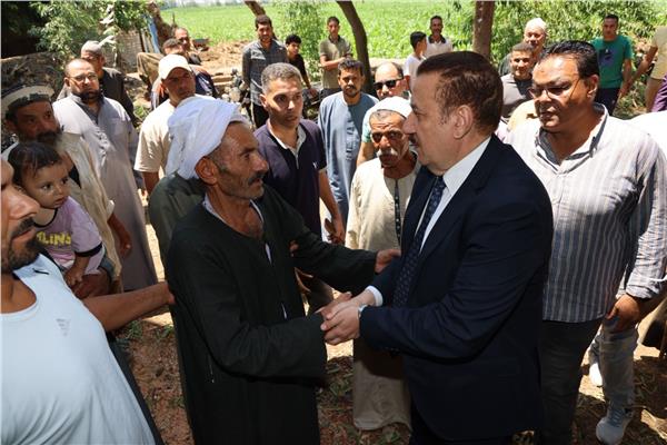 محافظ المنوفية يقدم واجب العزاء لأسرة سائق التوك توك " ضحية الطقس السيئ "