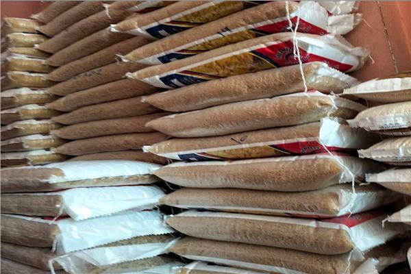 ضبط ٢ طن مكرونة و١٢٠٠ زجاجة مياه غازية مجهولة المصدر بالعاشر من رمضان