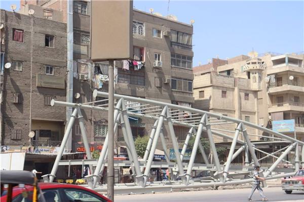 محافظ القليوبية يتابع الاستعدادات لتركيب كوبري المشاة الجديد