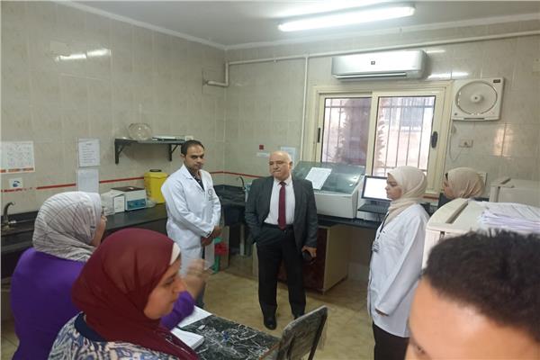 وكيل صحة القليوبية يتفقد المعمل المشترك ببنها لمتابعة فحوصات مرشحي مجلس الشيوخ