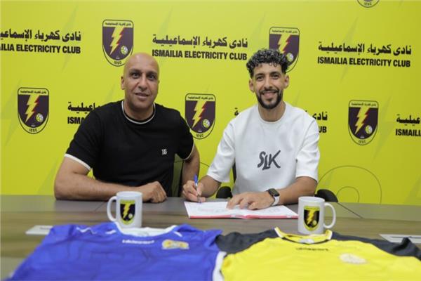 محمد فاروق يوقع على عقود الانتقال إلى كهرباء الإسماعيلية