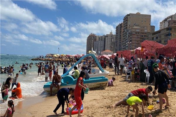إقبال كبير على شواطئ الإسكندرية