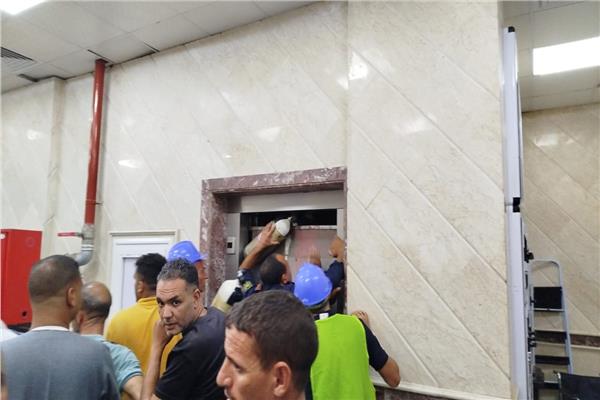 احتجازهم داخل أسانسير
