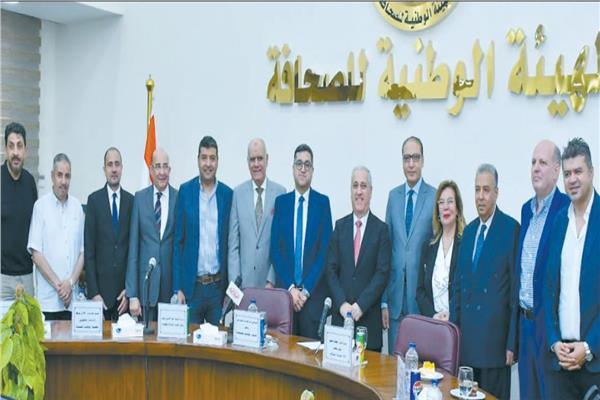 صورة تذكارية من توقيع العقود