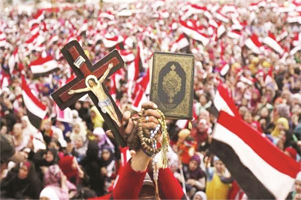المسلمون والمسيحيون يد واحدة في ثورة 30 يونيو