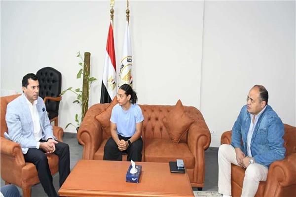 وزير الرياضة مع كنزي أيمن
