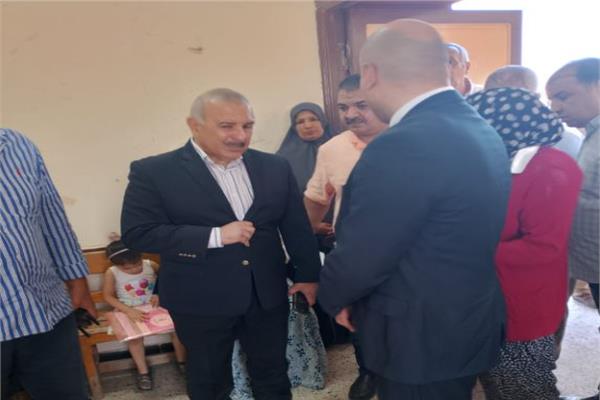 اللواء أحمد أنور يتابع سير عملية الكشف الطبي على طلاب المدارس