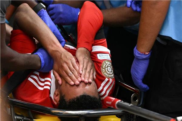 جمال موسيالا لاعب بايرن ميونخ الألماني أثناء مغادرة ملعب اللقاء