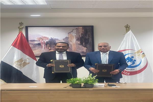 توقيع بروتوكول تعاون بين وزارة الصحة والسكان مع قطاع الخدمات الطبية بوزارة الداخلية