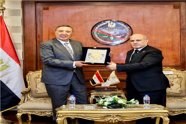  رئيس هيئة النيابة الإدارية يتسقبل رئيس المحكمة الدستورية العليا