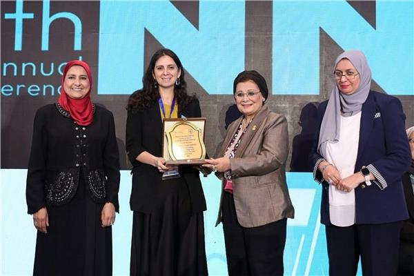 تكريم الدكتورة عبلة الألفي وعدد من قيادات ومسؤولي المستشفيات
