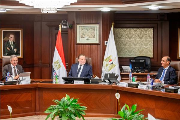 حسن عبدالله، محافظ البنك المركزي ووفدًا من البنك الأوروبي لإعادة الإعمار والتنمية