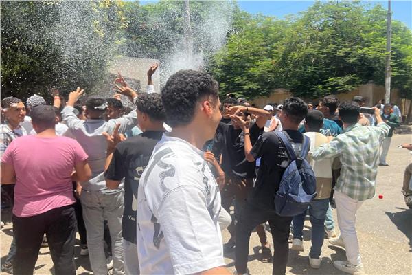 ورقص وثلج أفراح فرحة طلاب الثانوية العامة